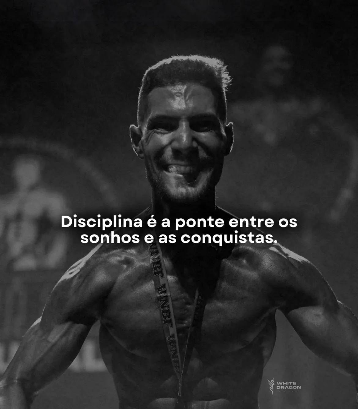 Felipe Bento com medalha e a frase: Disciplina é a ponte entre os sonhos e as conquistas