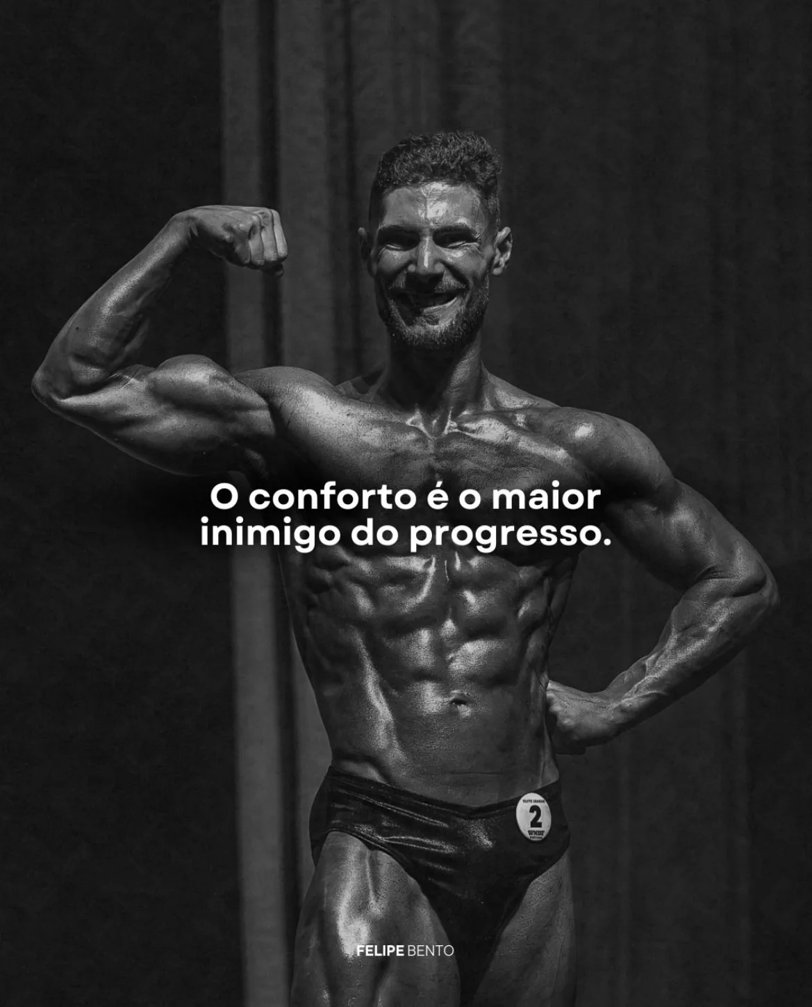 Felipe Bento em palco e a frase: O conforto é o maior inimigo do progresso